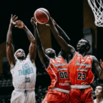 pemain-basket-yang-cetak-poin-dari-belakang-ring