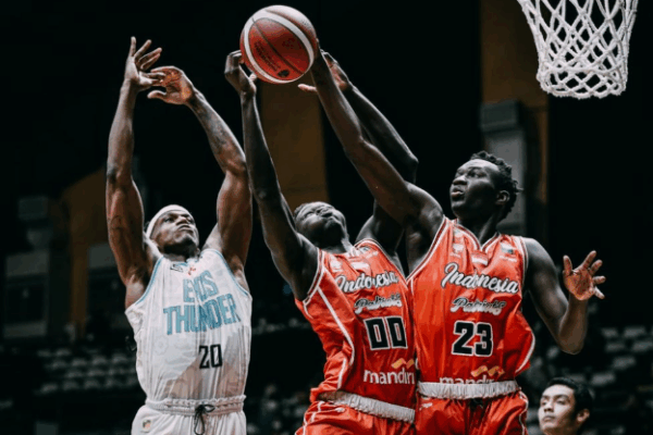 pemain-basket-yang-cetak-poin-dari-belakang-ring