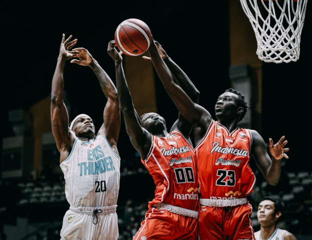 pemain-basket-yang-cetak-poin-dari-belakang-ring