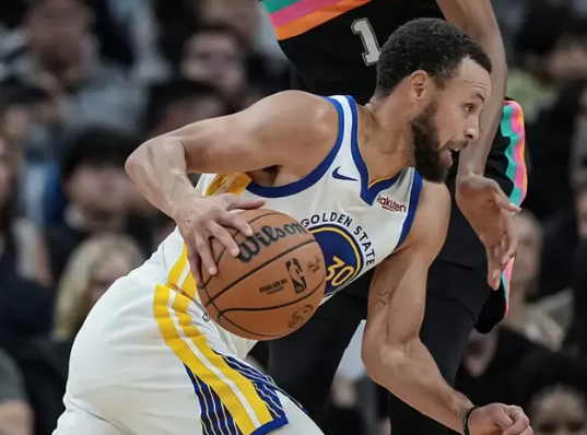 steph-curry-bawa-warriors-kalahkan-spurs