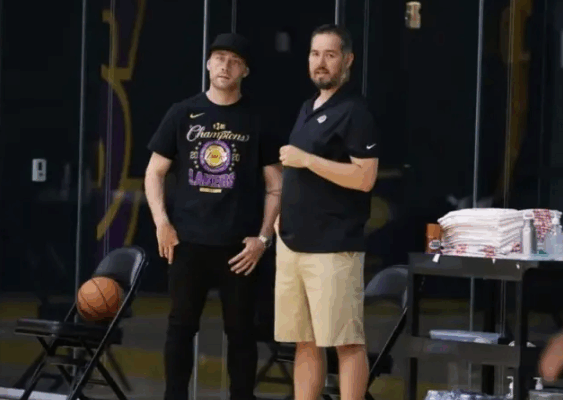 lakers-membuat-restrukturisasi-baru-pecat-joey-jesse-buss