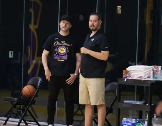 lakers-membuat-restrukturisasi-baru-pecat-joey-jesse-buss