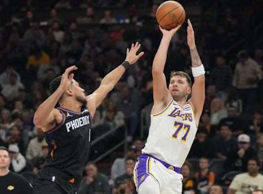 lebron-tembak-technical-free-throw-saat-lawan-suns