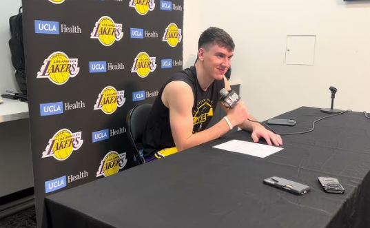 jake-laravia-bangga-bisa-main-di-christmas-game