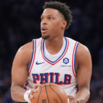 kyle-lowry-diberi-tepuk-tangan-meriah-di-76ers